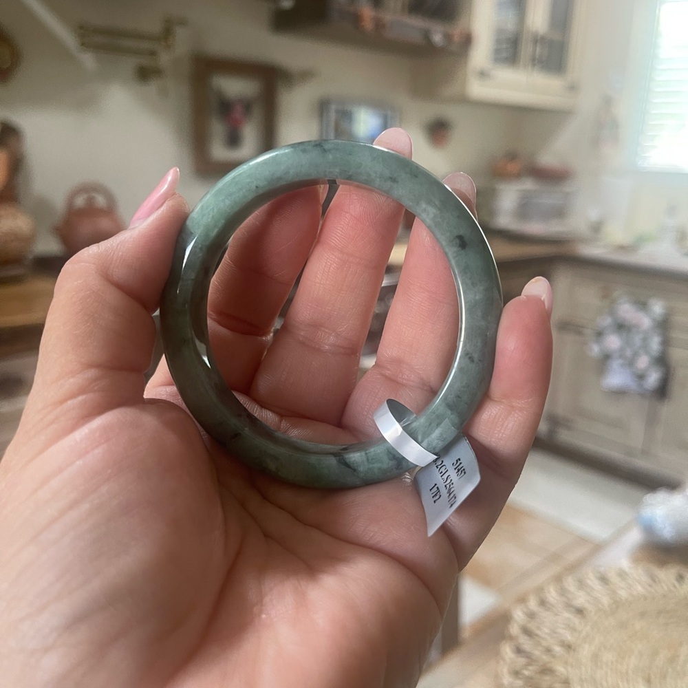 Green Jade Bangle Bracelet with Polished Finish - Picture 3 of 4